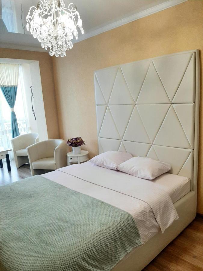 Vip Apartments Lutsk Ngoại thất bức ảnh