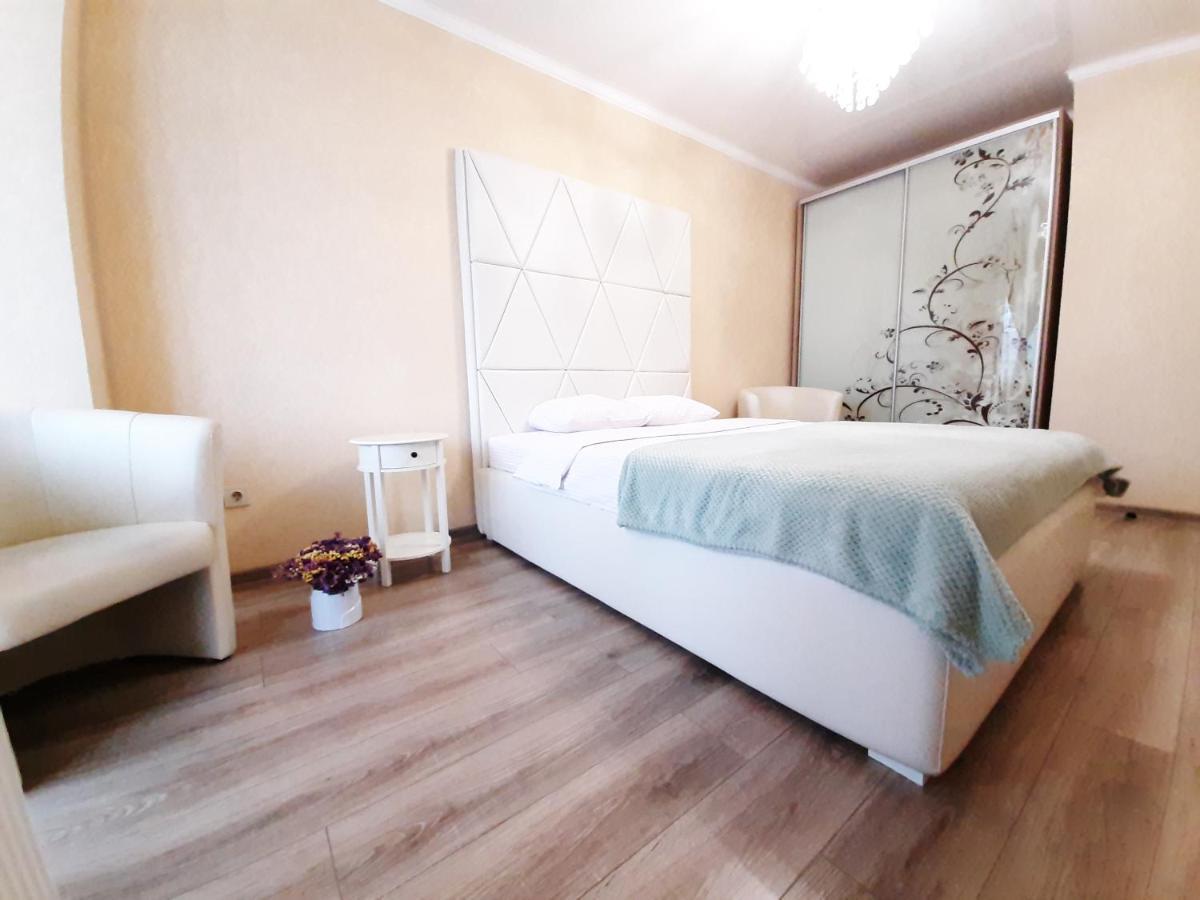 Vip Apartments Lutsk Ngoại thất bức ảnh