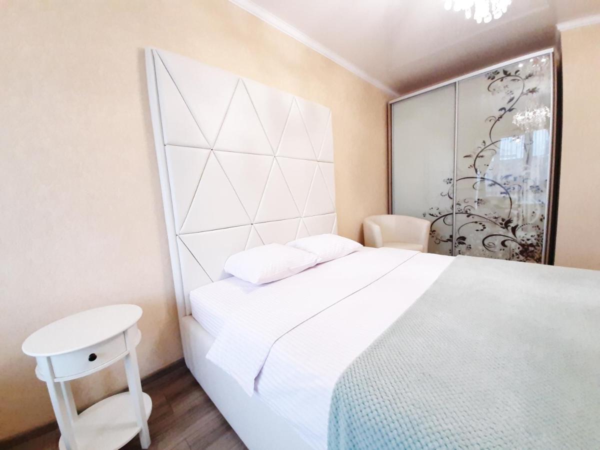 Vip Apartments Lutsk Ngoại thất bức ảnh